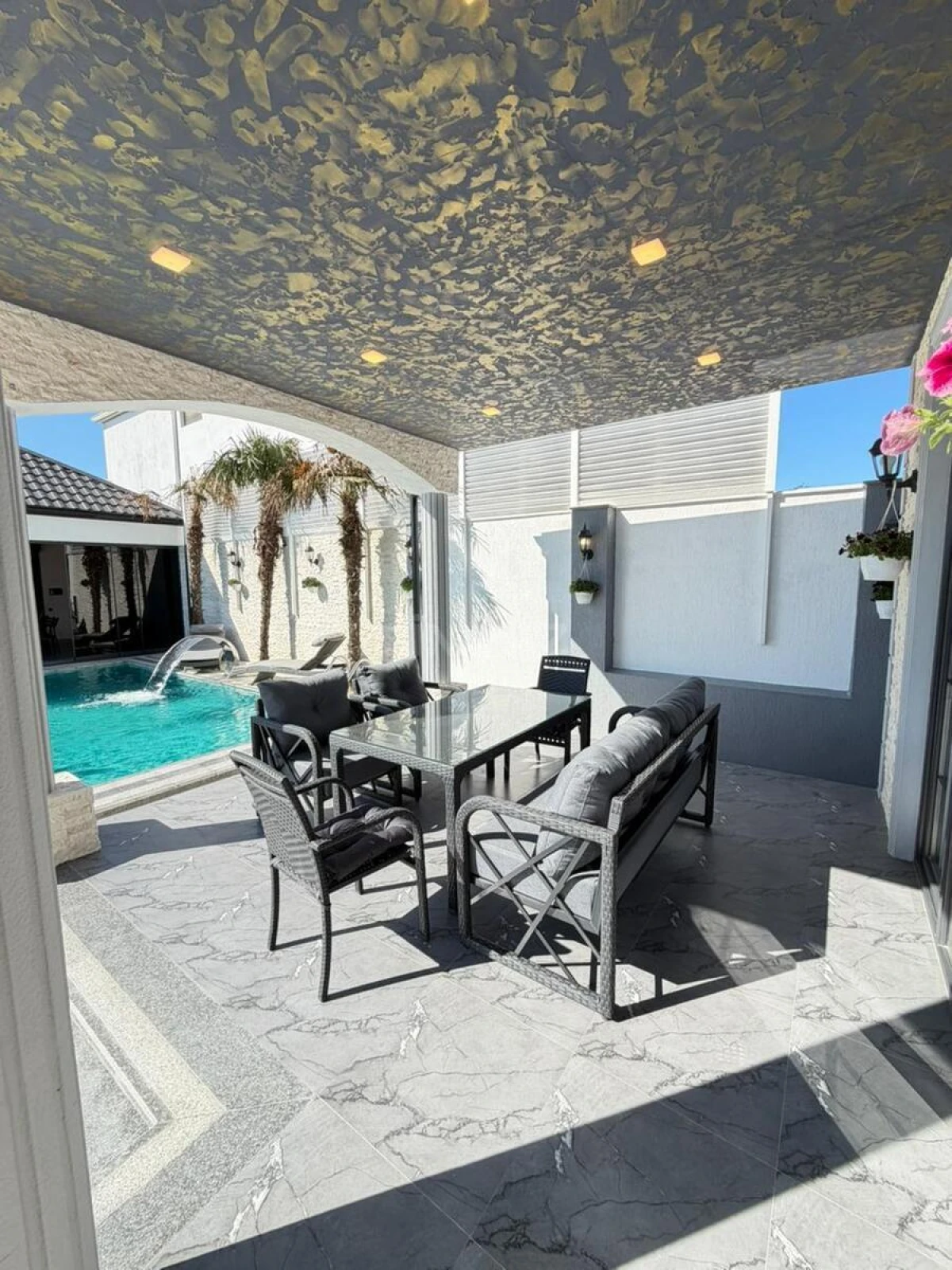 Satılır 5 otaqlı həyət evi 240 m²