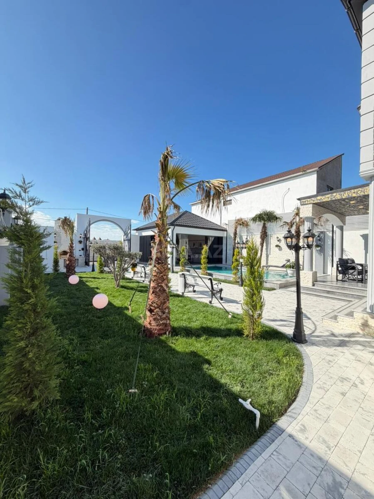 Satılır 5 otaqlı həyət evi 240 m²