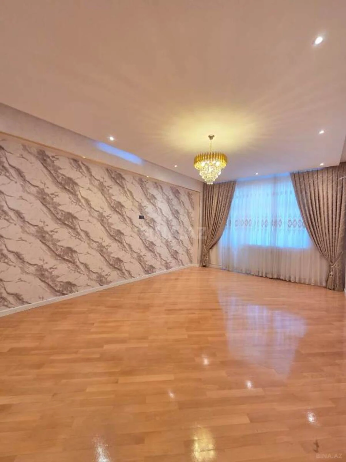 Satılır 3 otaqlı mənzil 134 m²