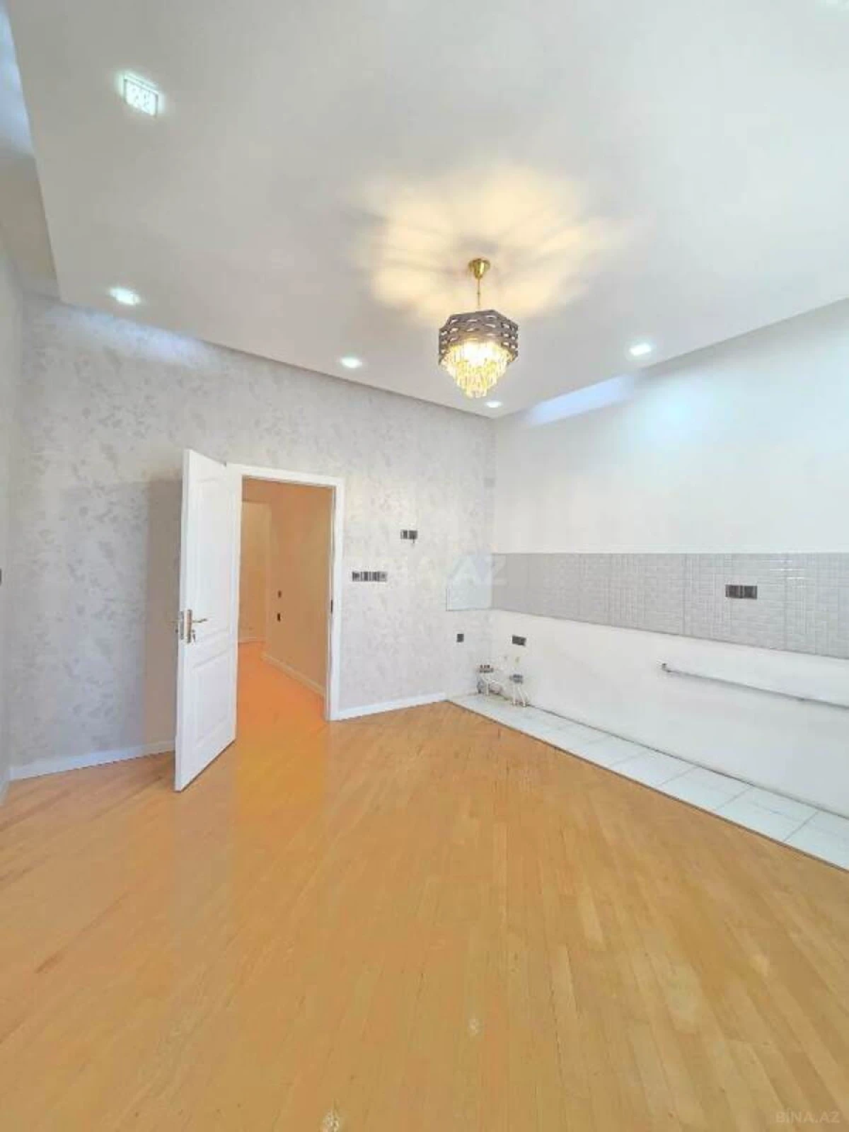 Satılır 3 otaqlı mənzil 134 m²