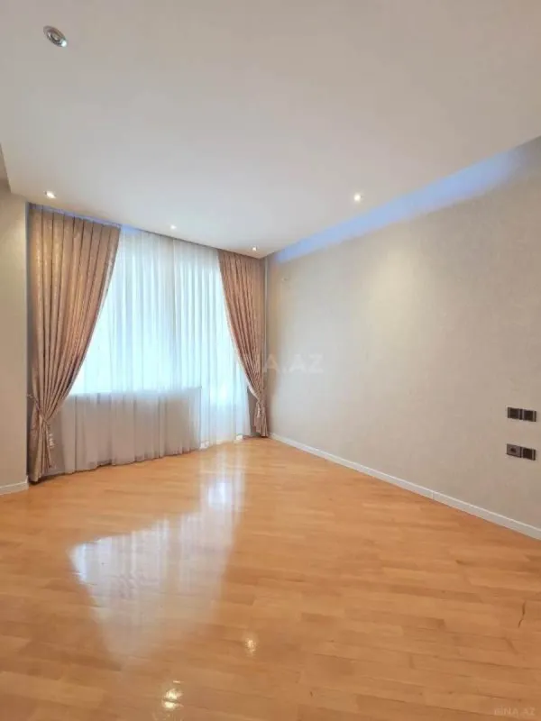 Satılır 3 otaqlı mənzil 134 m²
