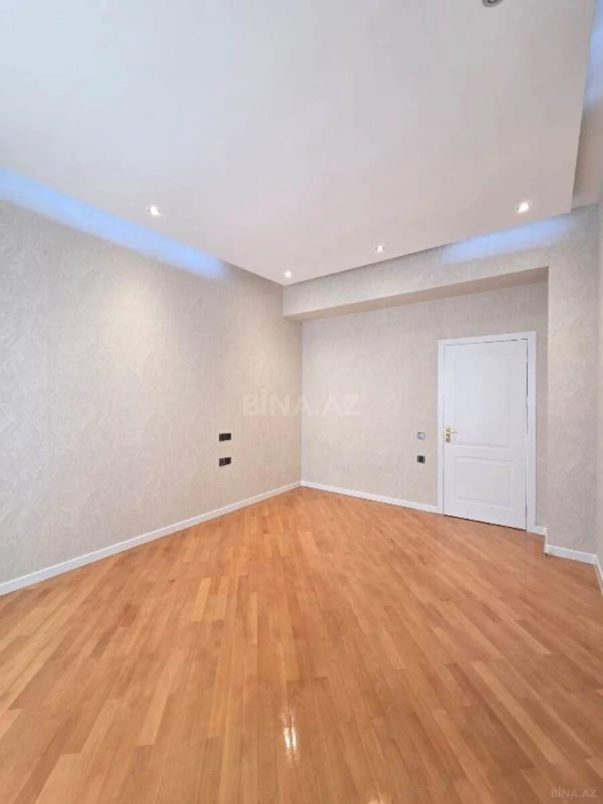 Satılır 3 otaqlı mənzil 134 m²