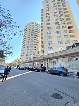 Satılır 3 otaqlı mənzil 134 m²