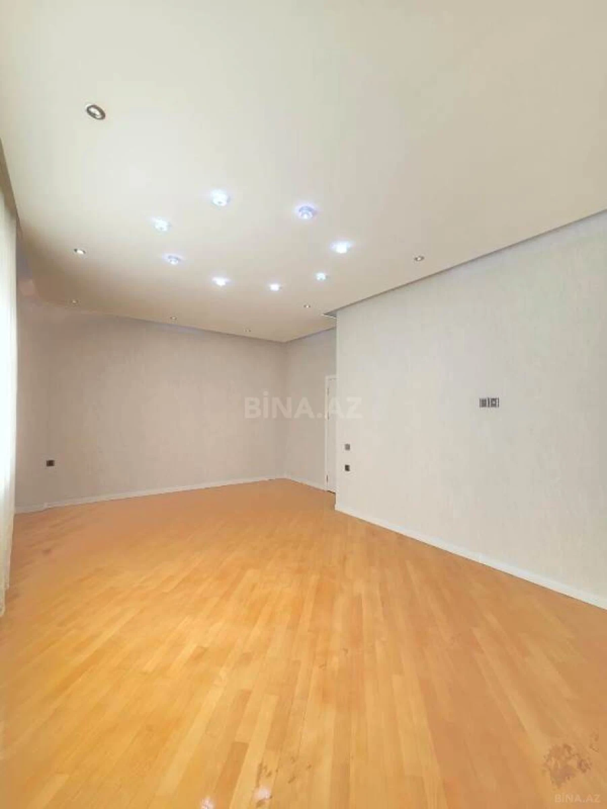Satılır 3 otaqlı mənzil 134 m²