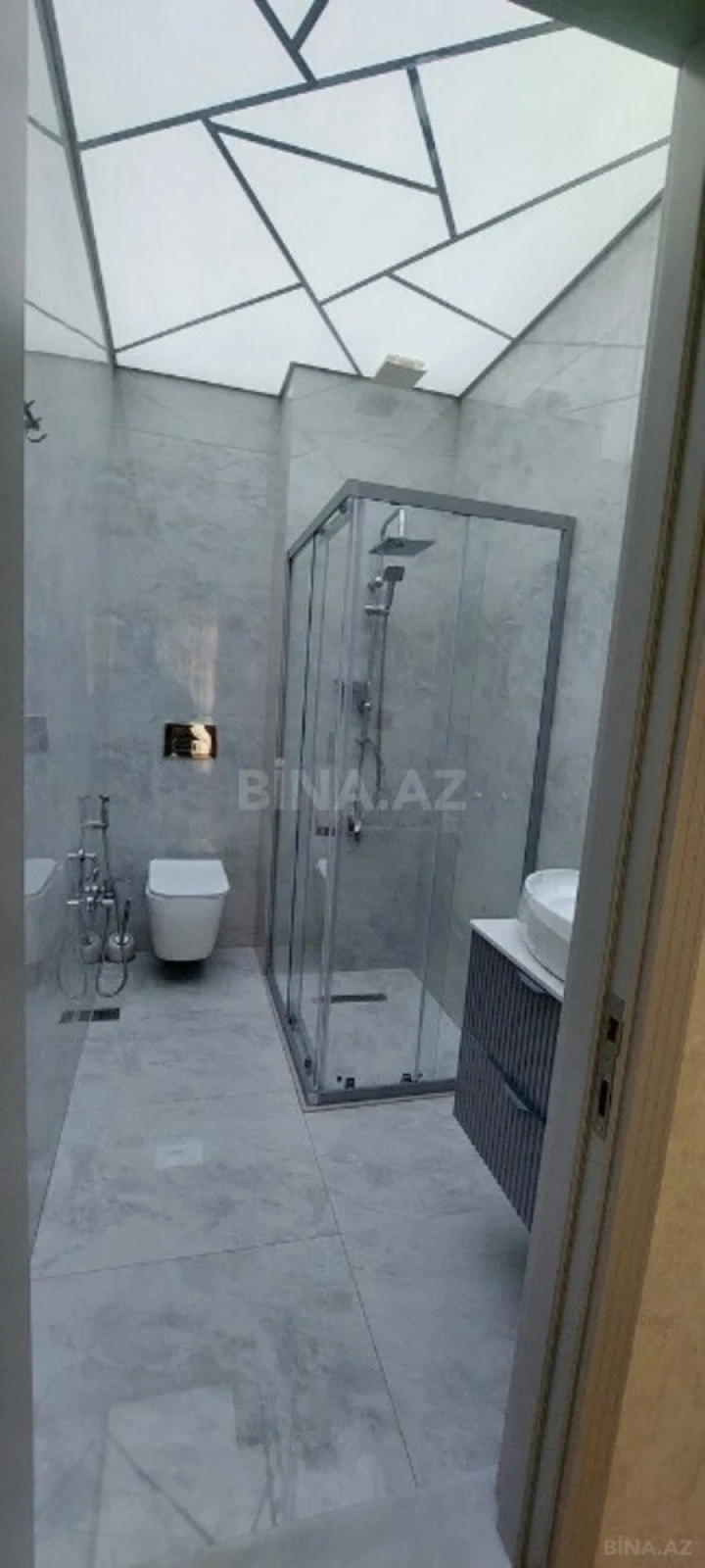 Satılır 4 otaqlı mənzil 193 m²