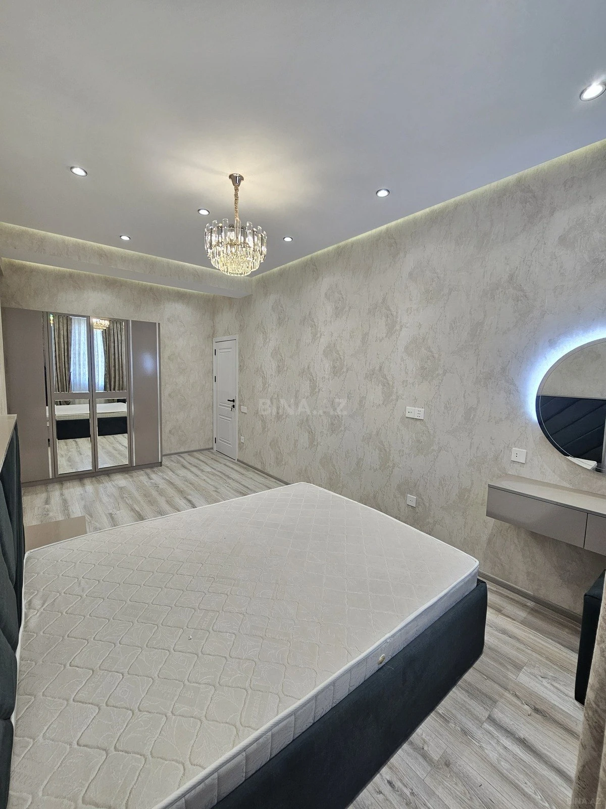 Satılır 2 otaqlı mənzil 77 m²