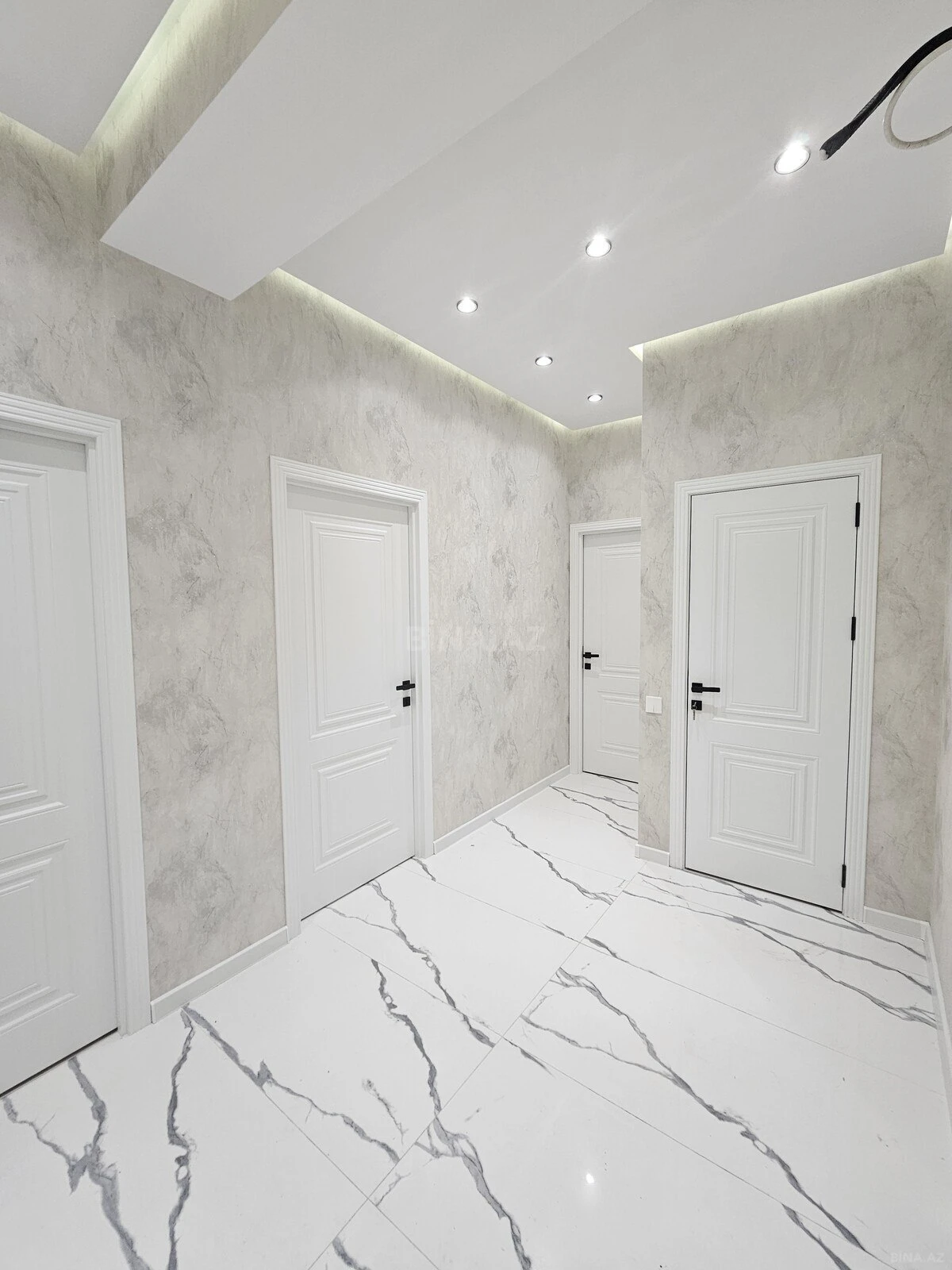 Satılır 2 otaqlı mənzil 77 m²