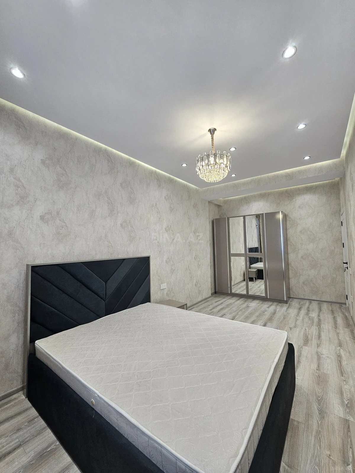 Satılır 2 otaqlı mənzil 77 m²