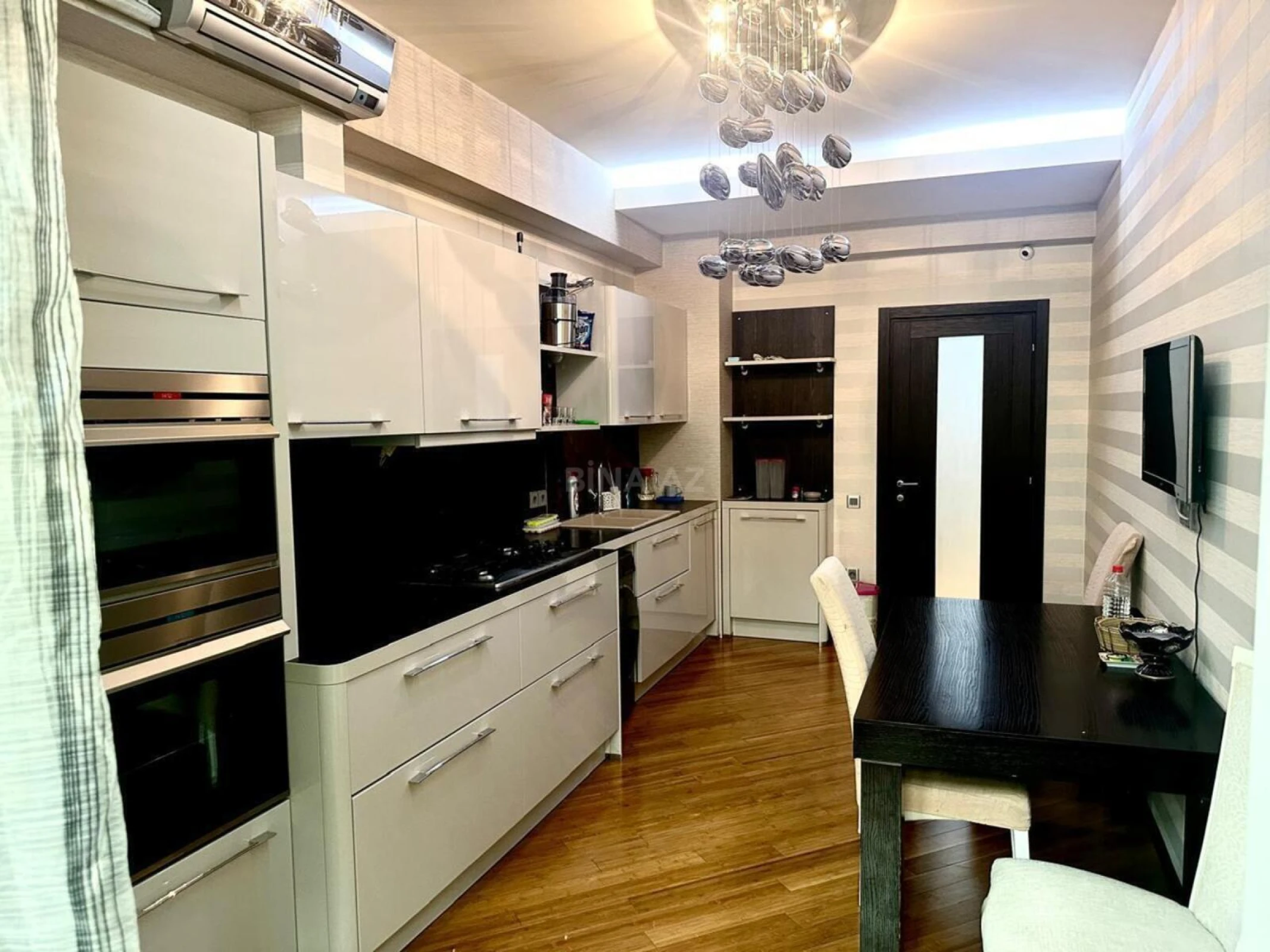 Satılır 3 otaqlı mənzil 170 m²