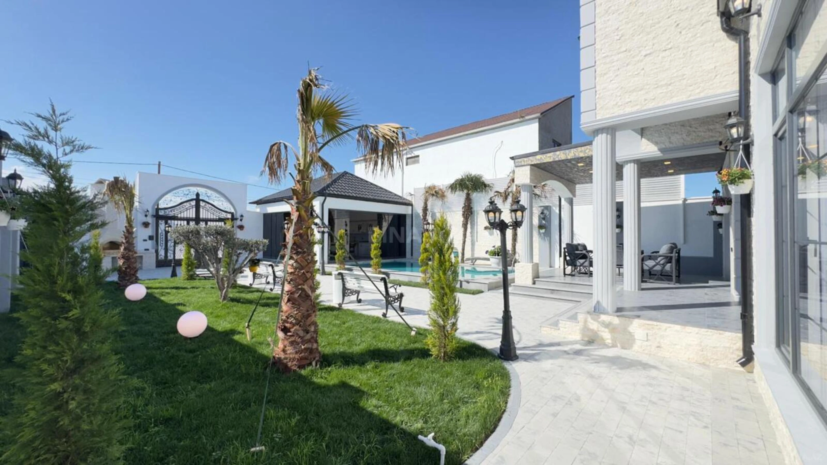 Satılır 5 otaqlı həyət evi 240 m²