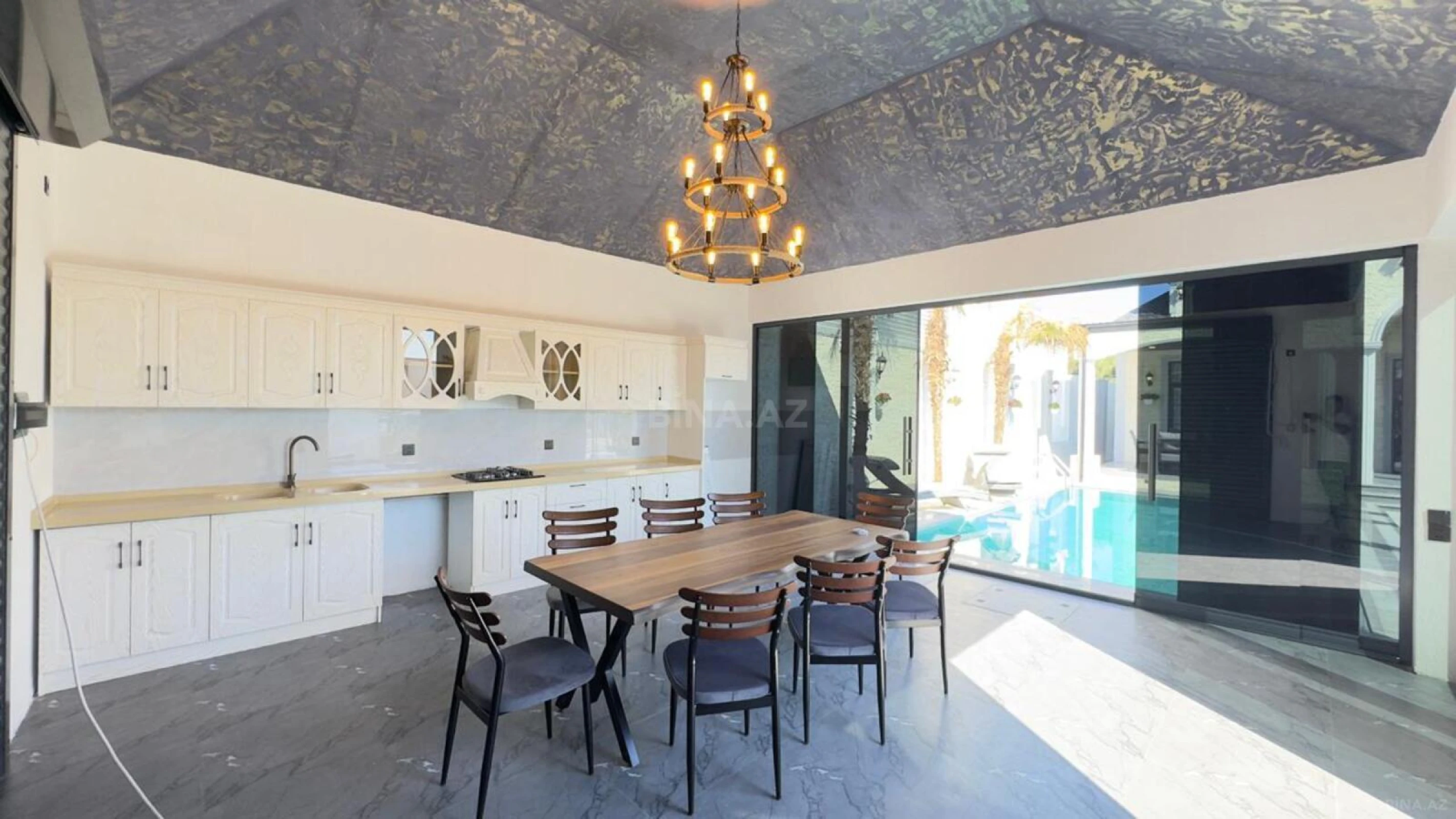 Satılır 5 otaqlı həyət evi 240 m²