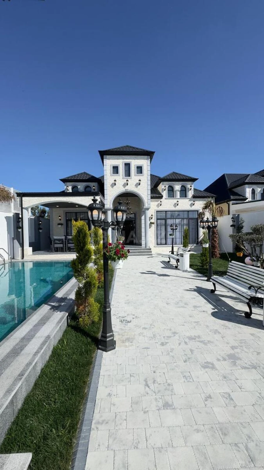 Satılır 5 otaqlı həyət evi 240 m²