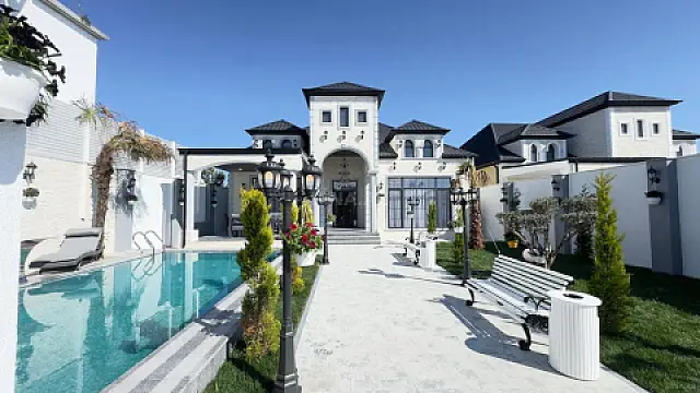 Satılır 5 otaqlı həyət evi 240 m²