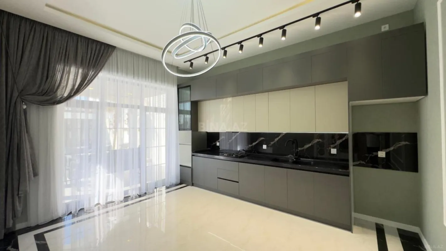 Satılır 5 otaqlı həyət evi 240 m²