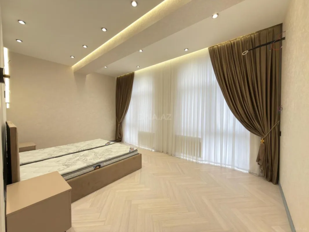 Satılır 5 otaqlı mənzil 185 m²