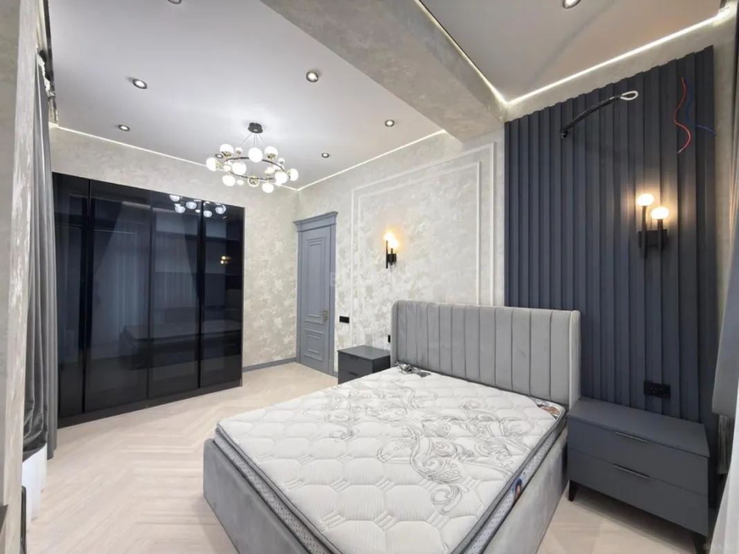 Satılır 5 otaqlı mənzil 185 m²