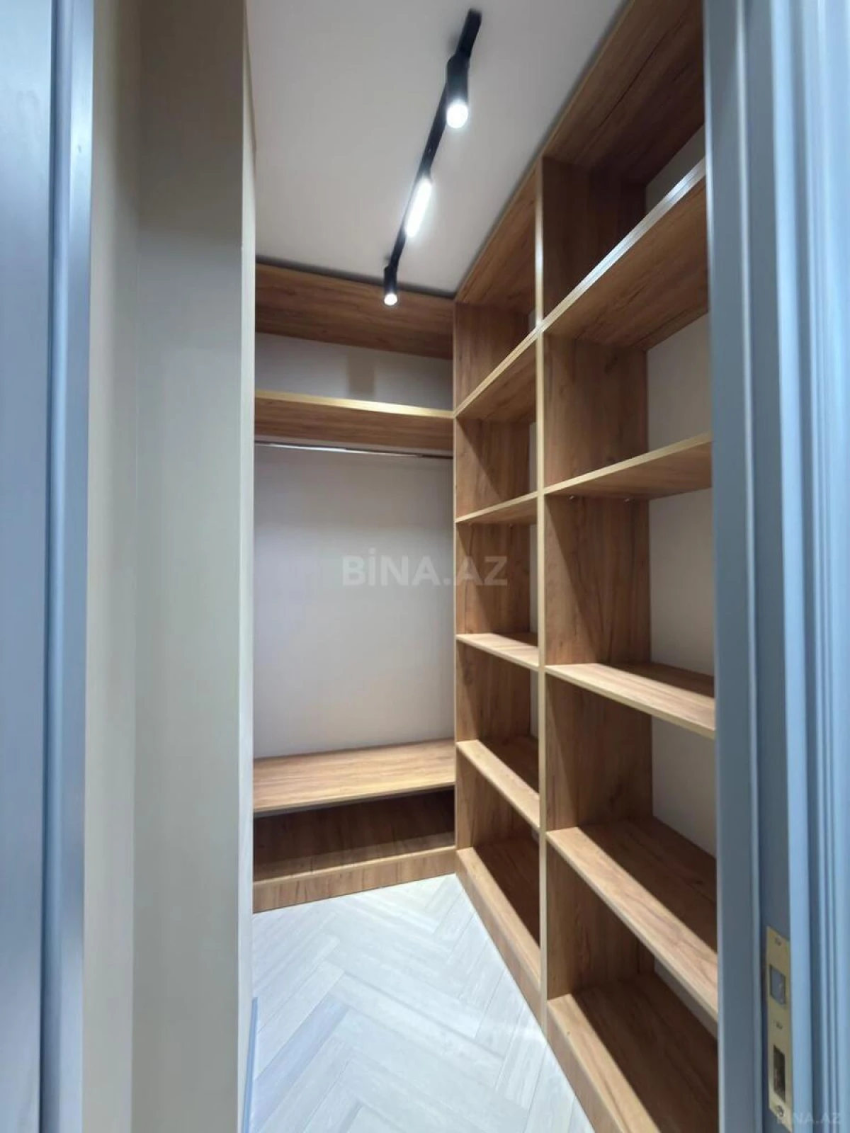 Satılır 5 otaqlı mənzil 185 m²