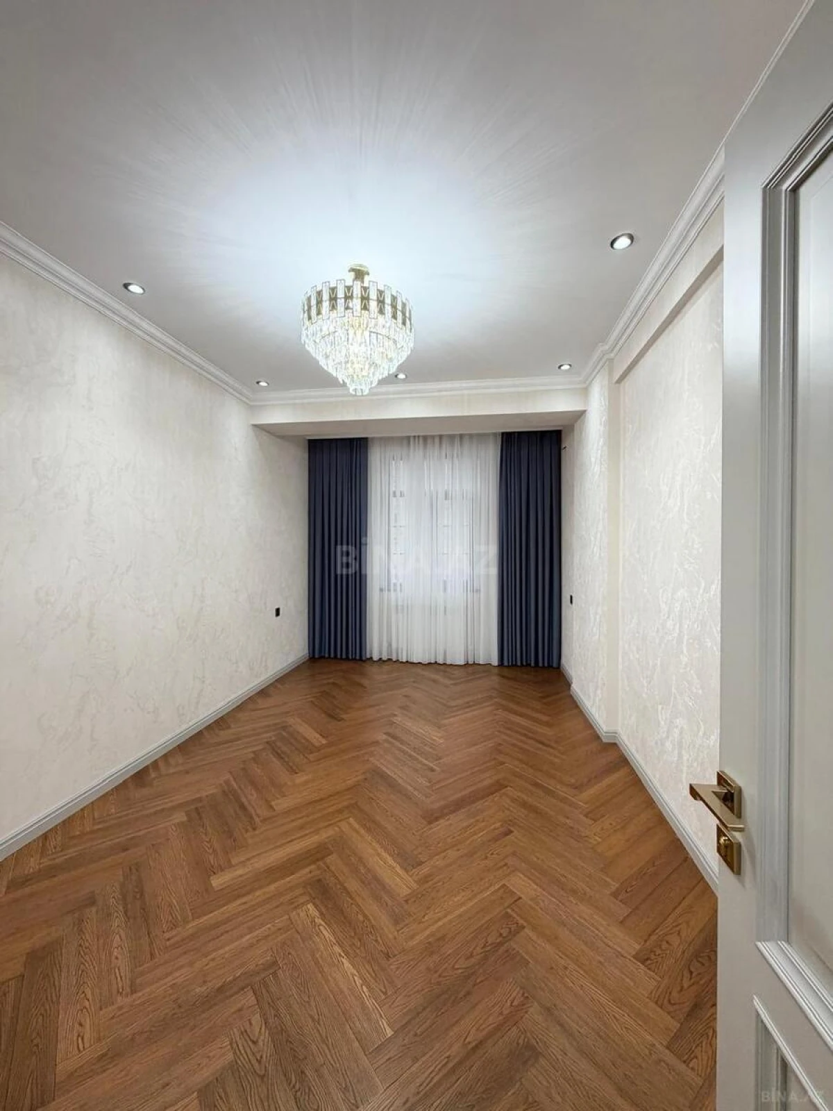 Satılır 3 otaqlı mənzil 140 m²
