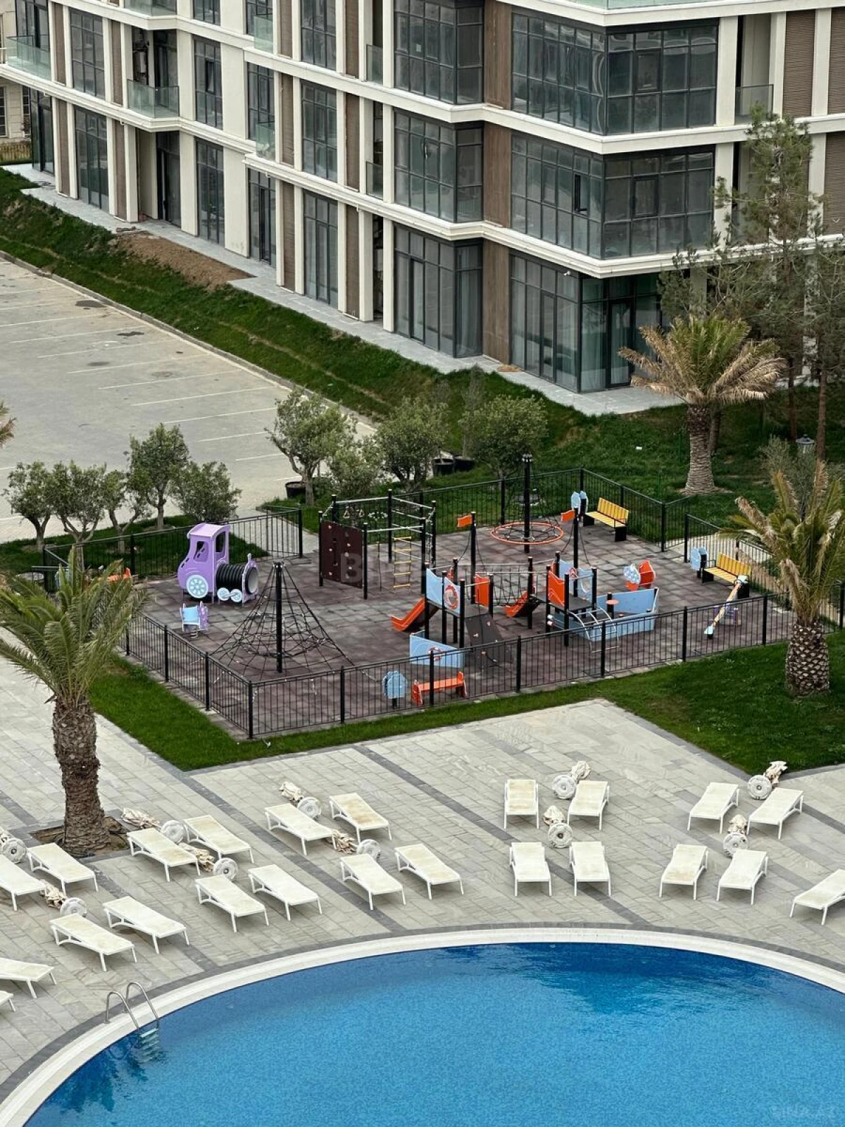 Satılır 4 otaqlı mənzil 220 m²