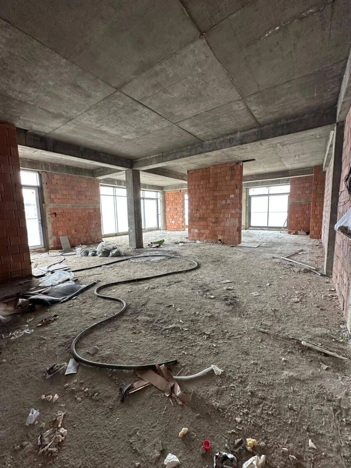 Satılır 4 otaqlı mənzil 220 m²