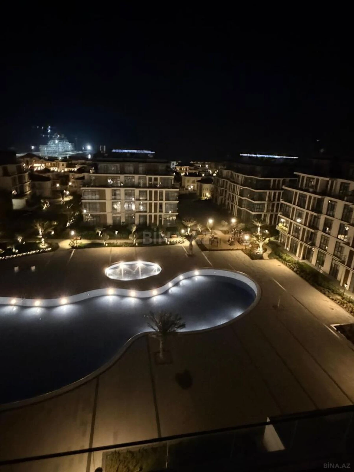 Satılır 4 otaqlı mənzil 220 m²