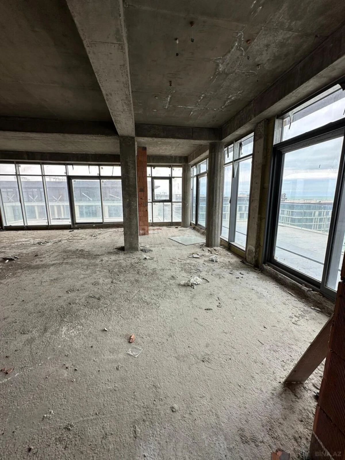 Satılır 4 otaqlı mənzil 220 m²