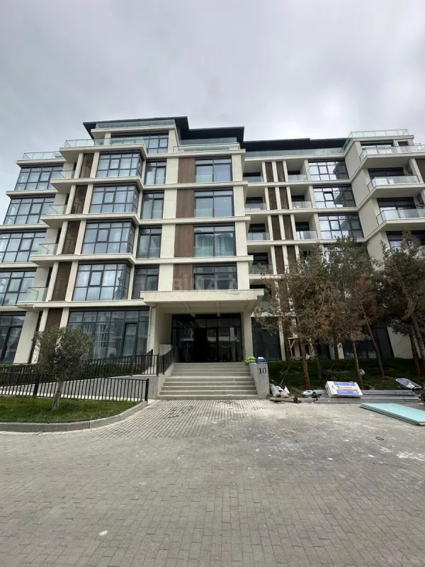 Satılır 4 otaqlı mənzil 220 m²