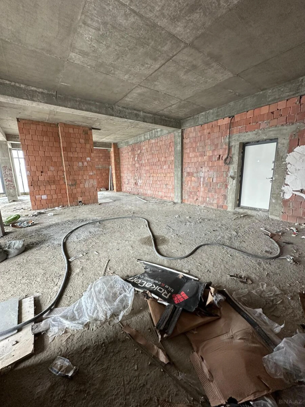 Satılır 4 otaqlı mənzil 220 m²