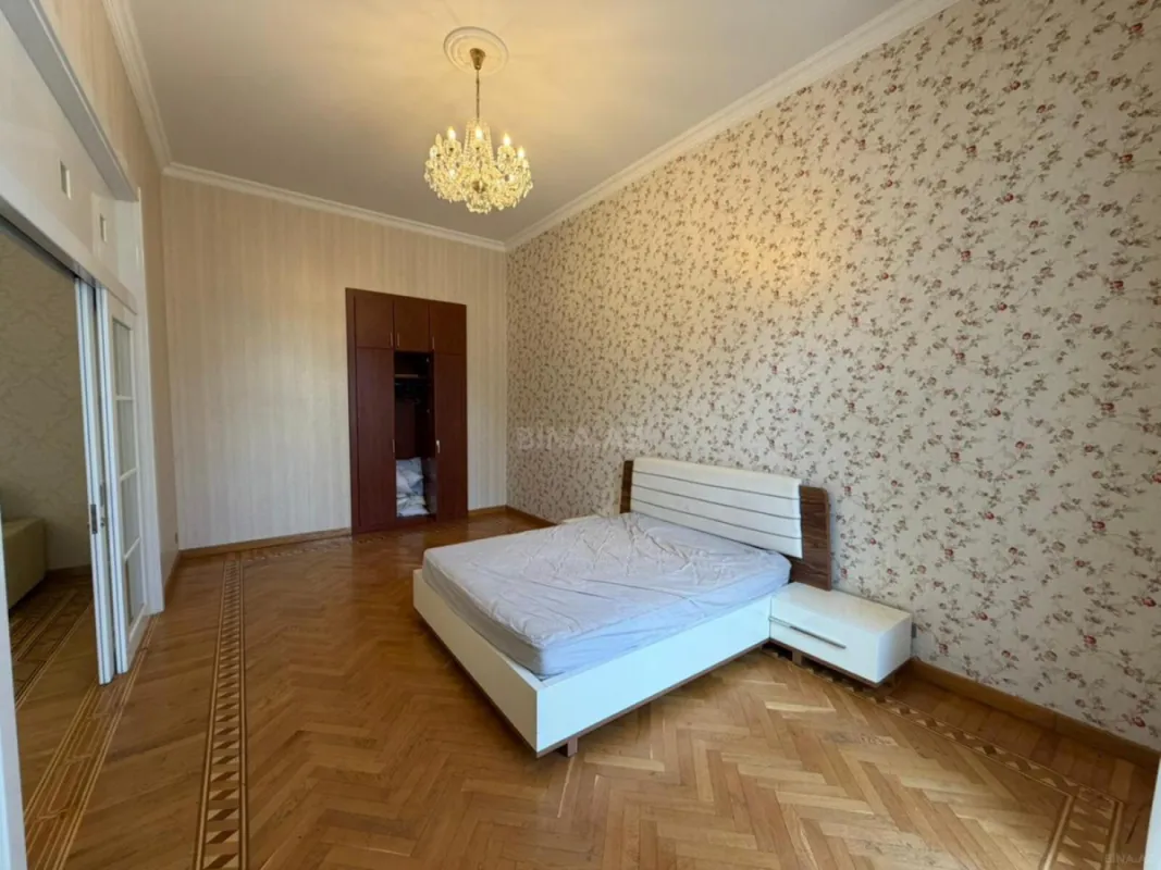 Kirayə verilir 4 otaqlı mənzil 200 m²