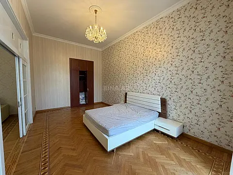 Kirayə verilir 4 otaqlı mənzil 200 m²