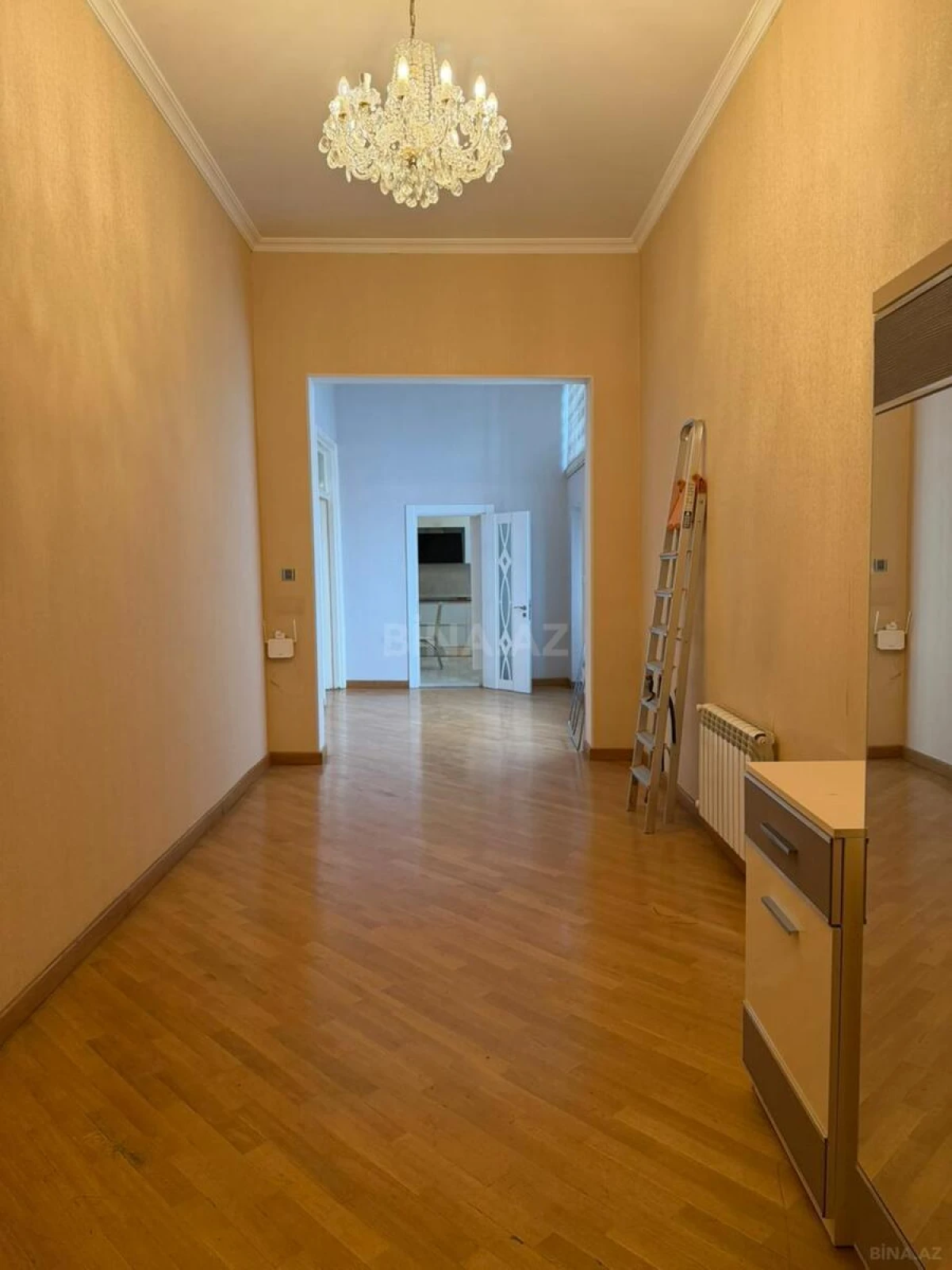 Kirayə verilir 4 otaqlı mənzil 200 m²