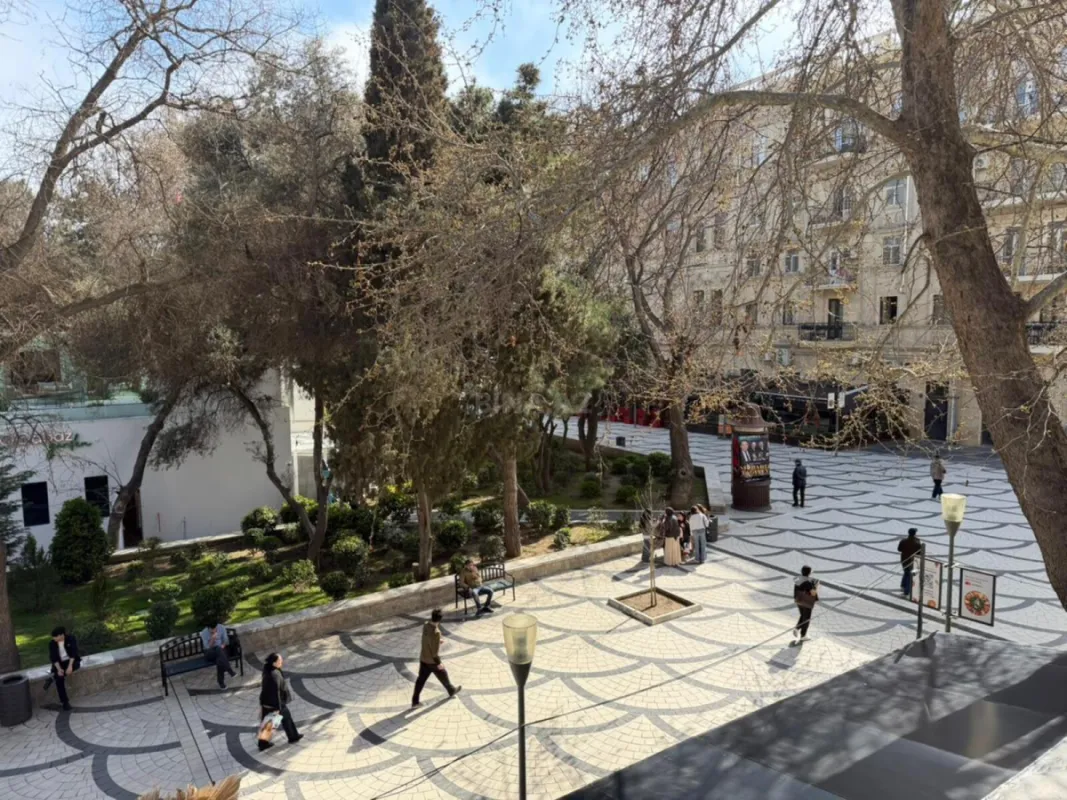 Kirayə verilir 4 otaqlı mənzil 200 m²