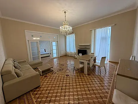 Kirayə verilir 4 otaqlı mənzil 200 m²