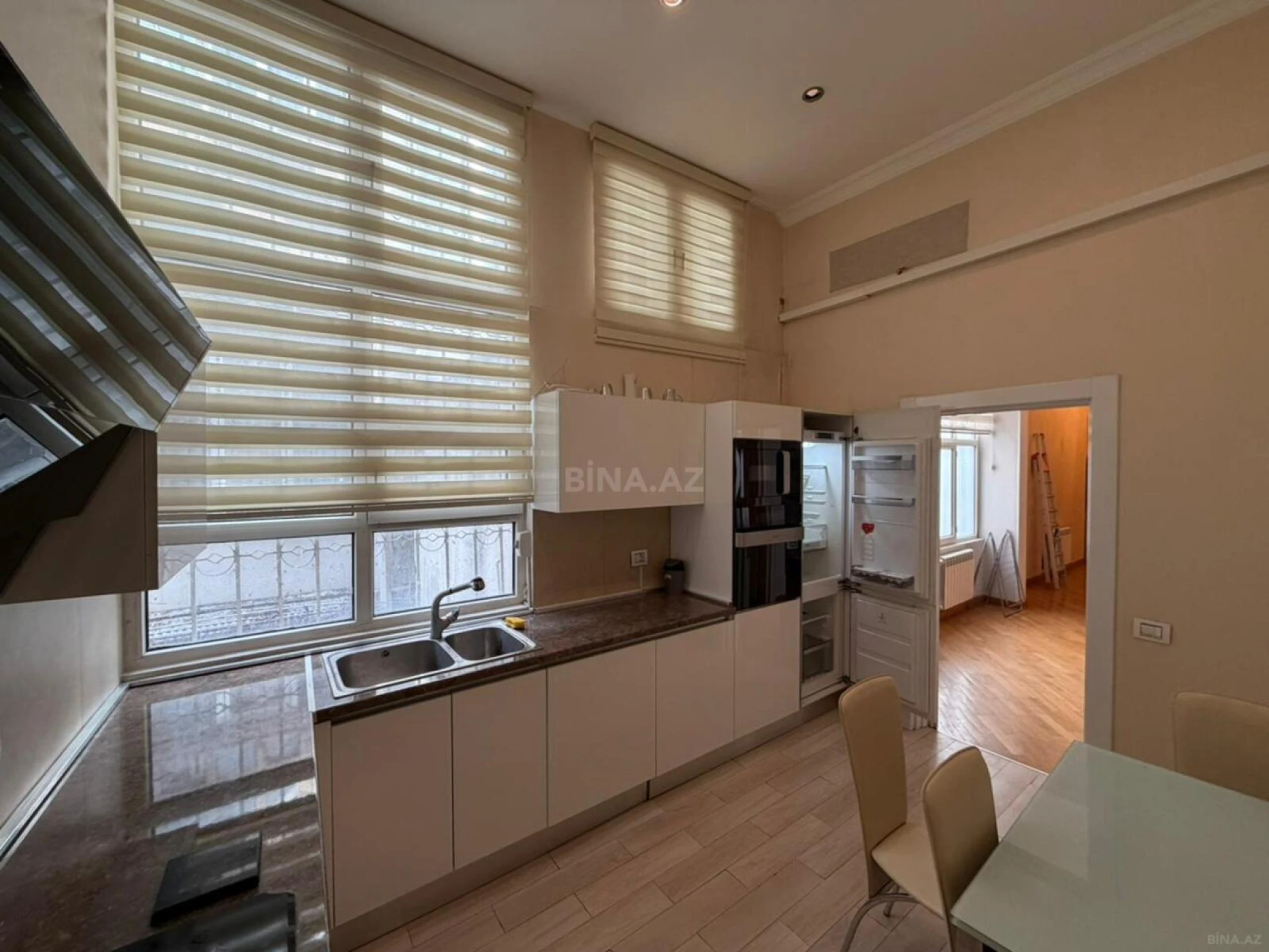 Kirayə verilir 4 otaqlı mənzil 200 m²