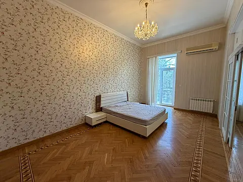 Kirayə verilir 4 otaqlı mənzil 200 m²