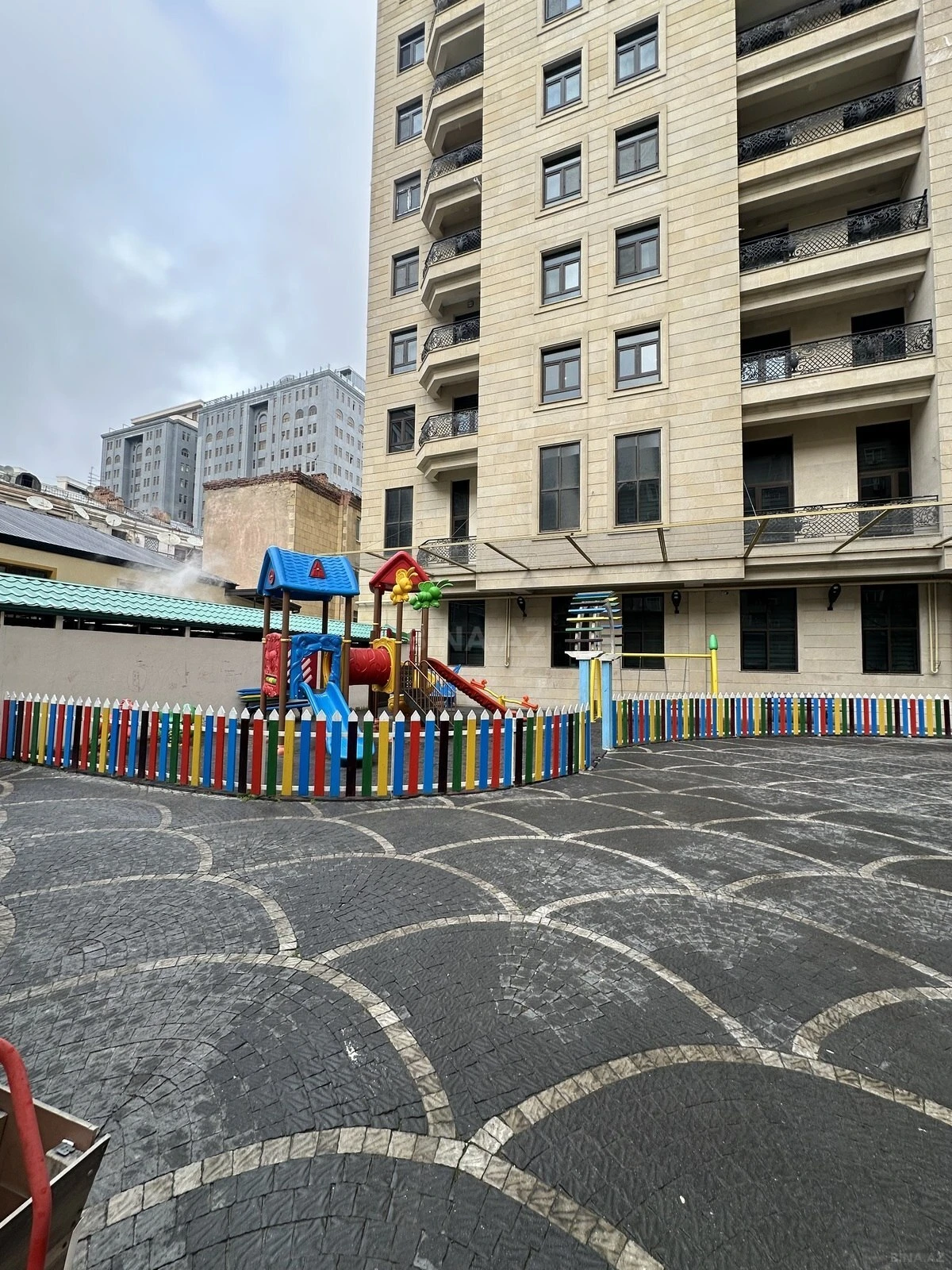 Satılır 3 otaqlı mənzil 105 m²