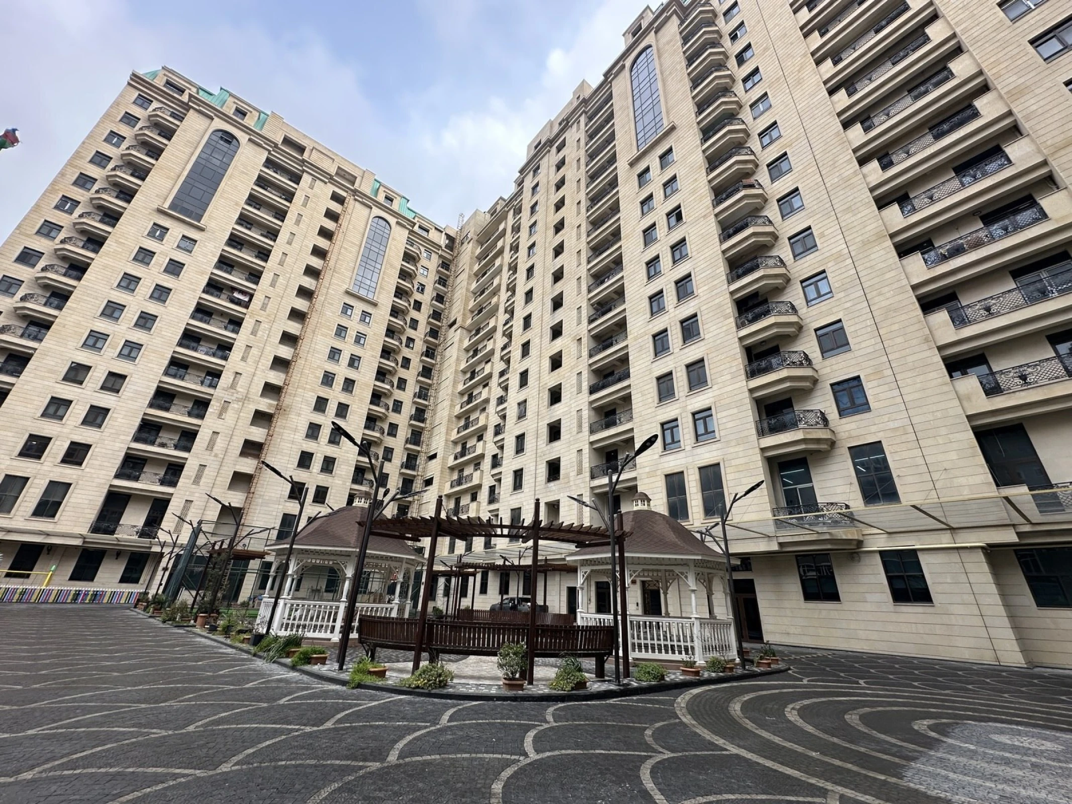 Satılır 3 otaqlı mənzil 105 m²