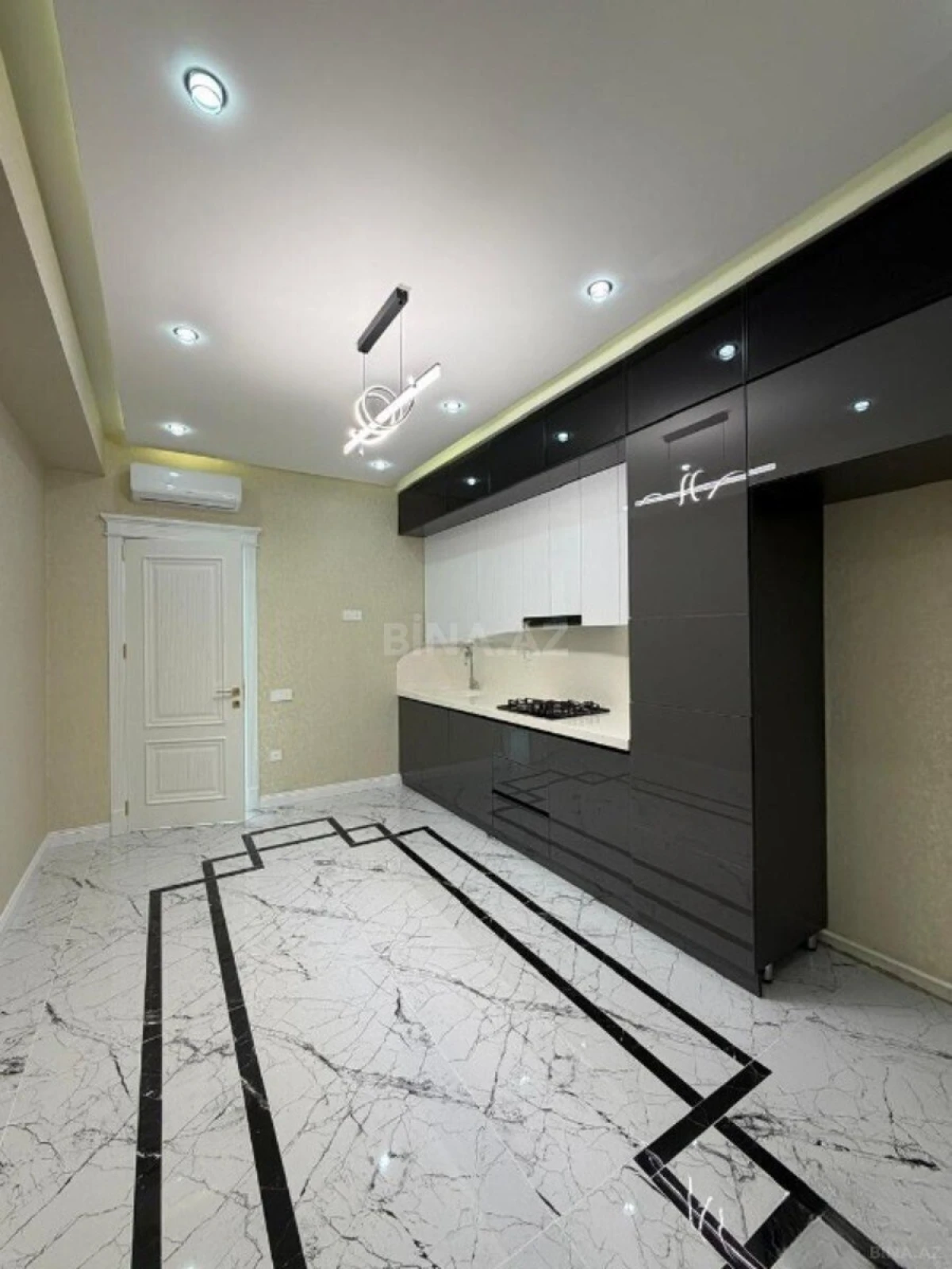 Satılır 3 otaqlı mənzil 130 m²
