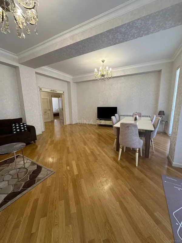 Kirayə verilir 3 otaqlı mənzil 150 m²