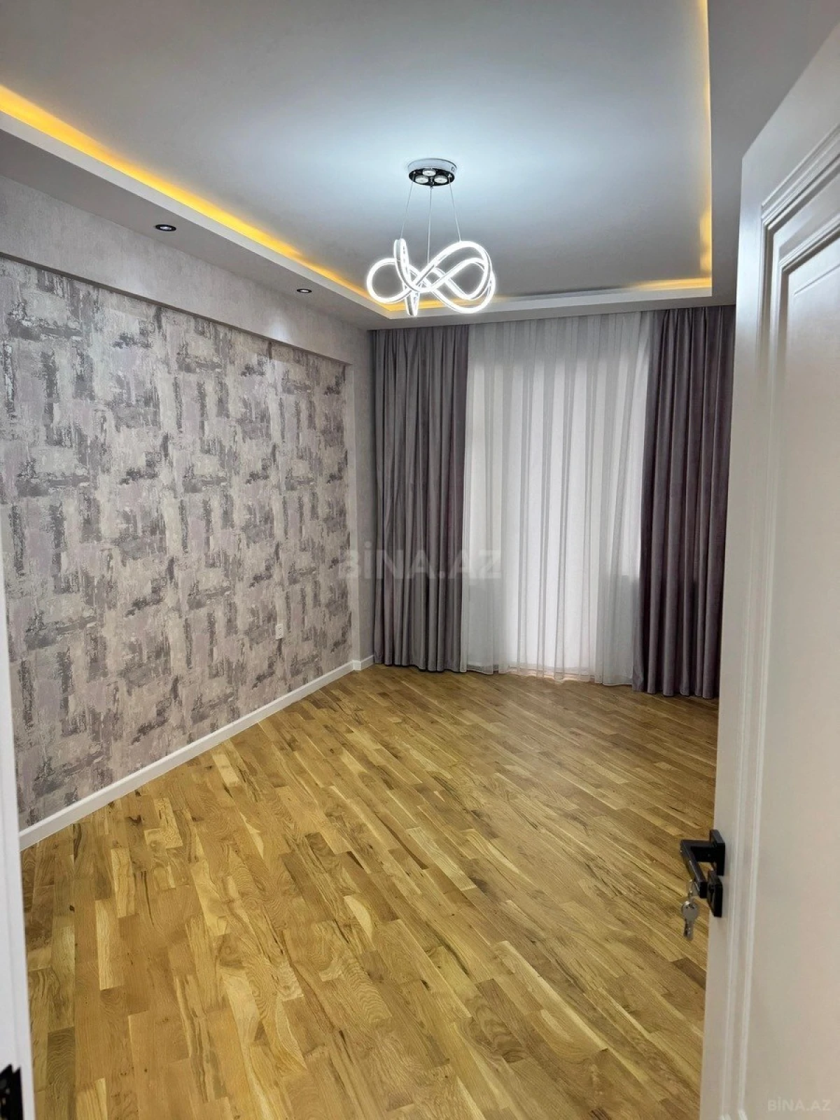 Satılır 4 otaqlı mənzil 153 m²