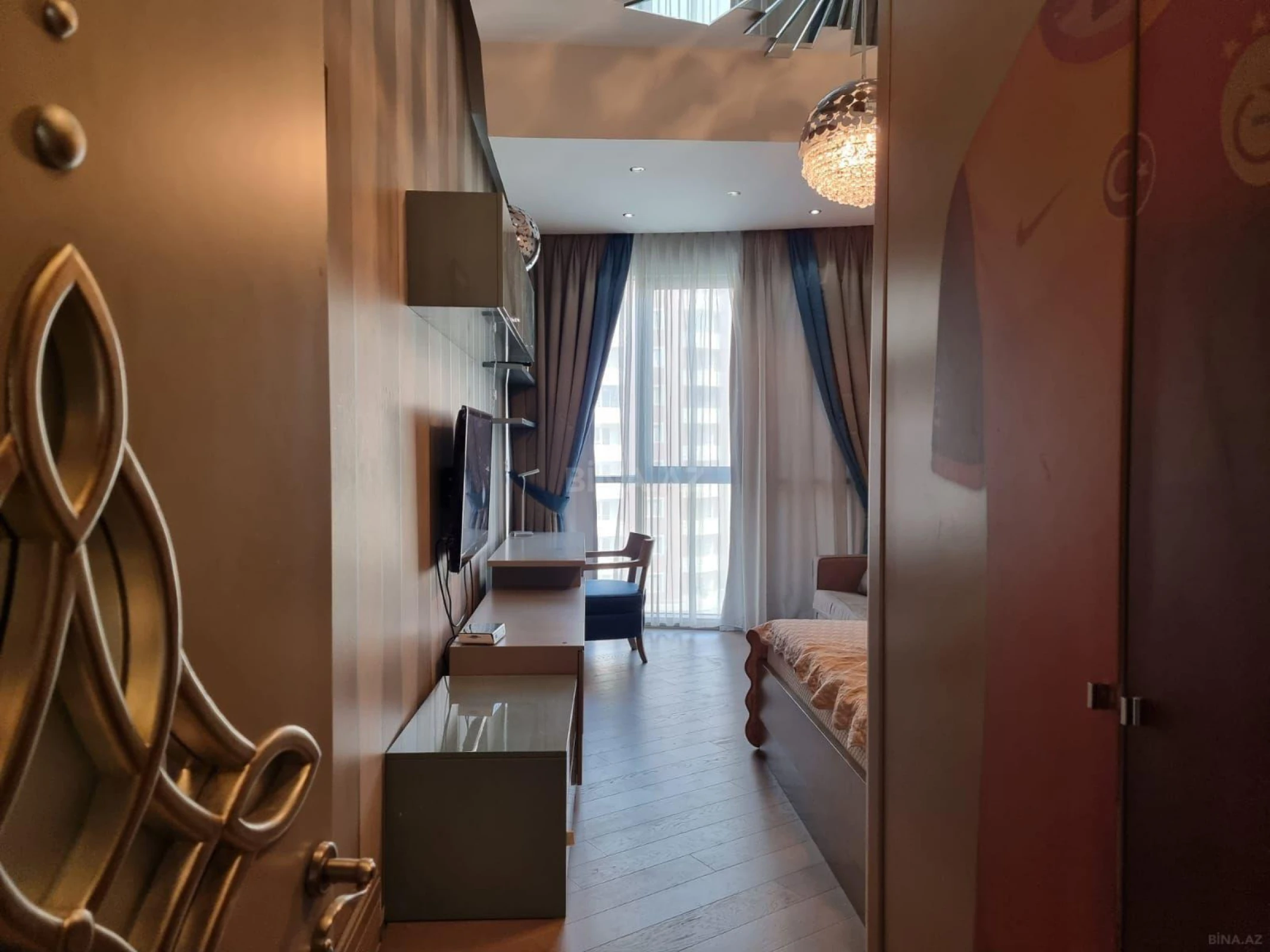 Satılır 5 otaqlı mənzil 239 m²
