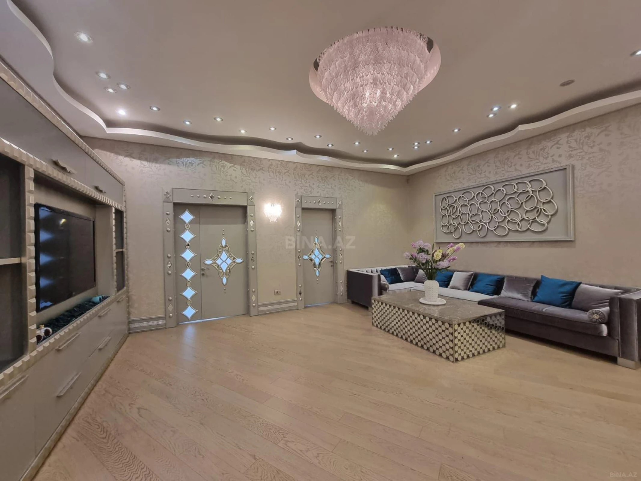 Satılır 5 otaqlı mənzil 239 m²