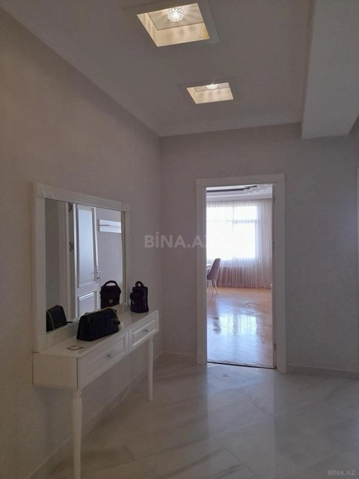 Kirayə verilir 2 otaqlı mənzil 110 m²