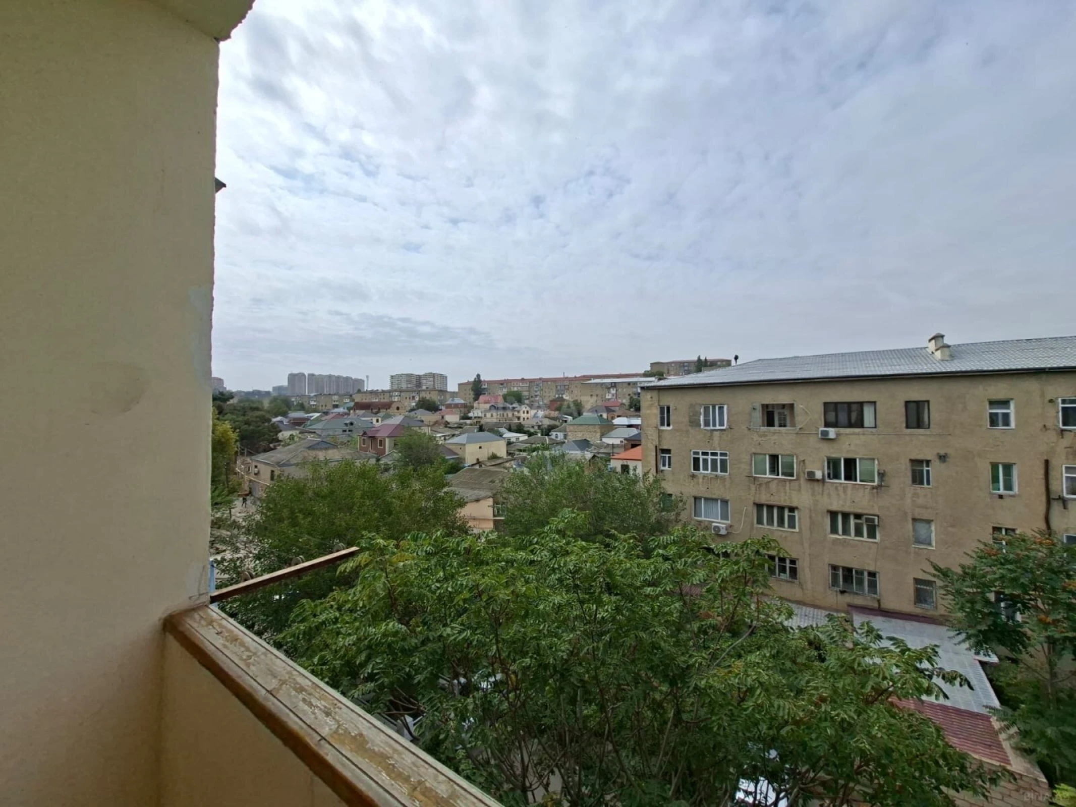 Satılır 5 otaqlı mənzil 120 m²