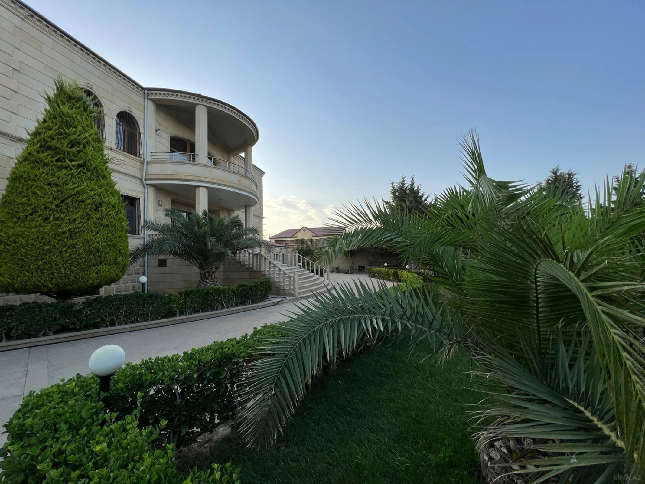 Kirayə verilir 7 otaqlı həyət evi 600 m²