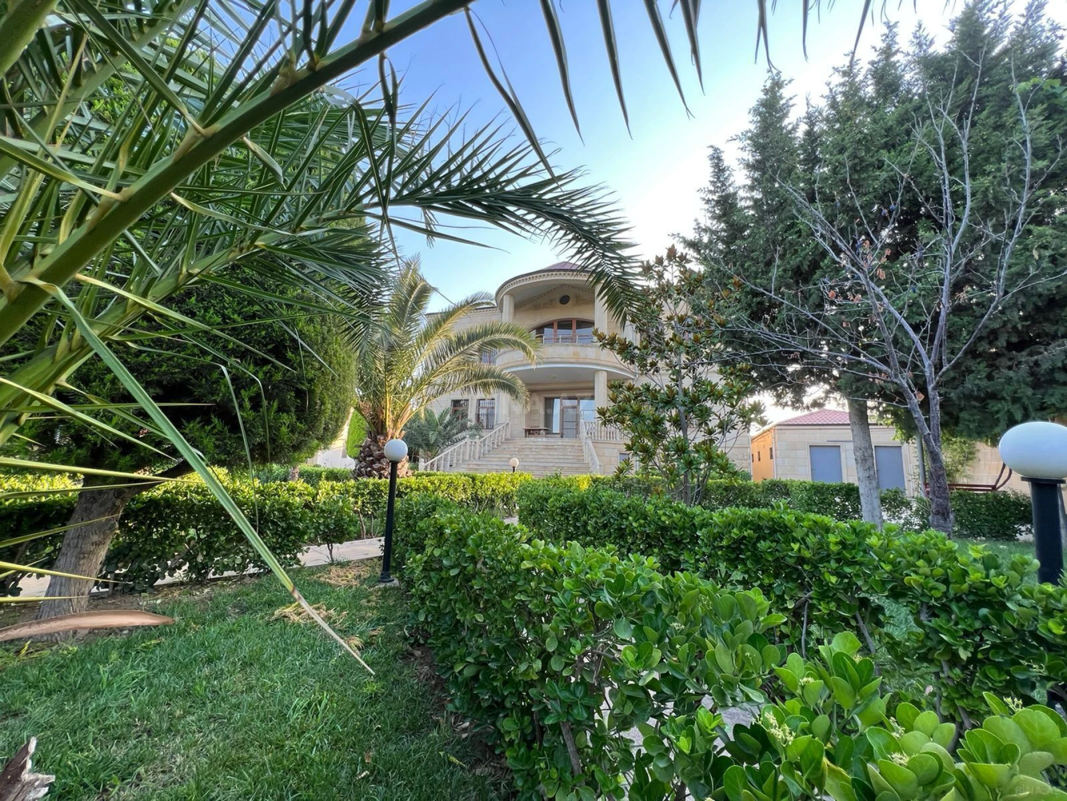 Kirayə verilir 7 otaqlı həyət evi 600 m²