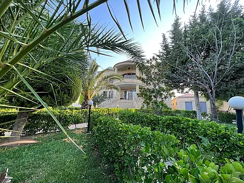 Kirayə verilir 7 otaqlı həyət evi 600 m²