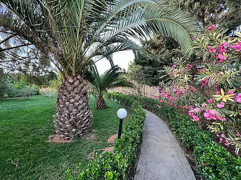 Kirayə verilir 7 otaqlı həyət evi 600 m²