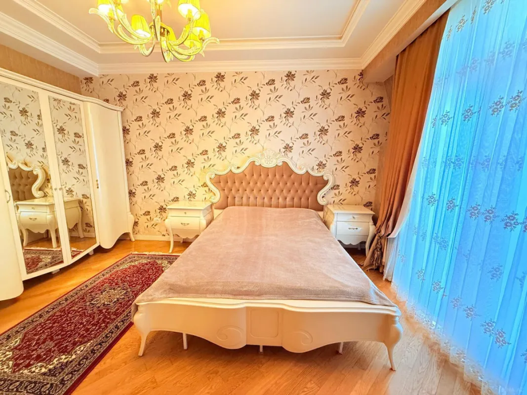 Kirayə verilir 5 otaqlı mənzil 210 m²