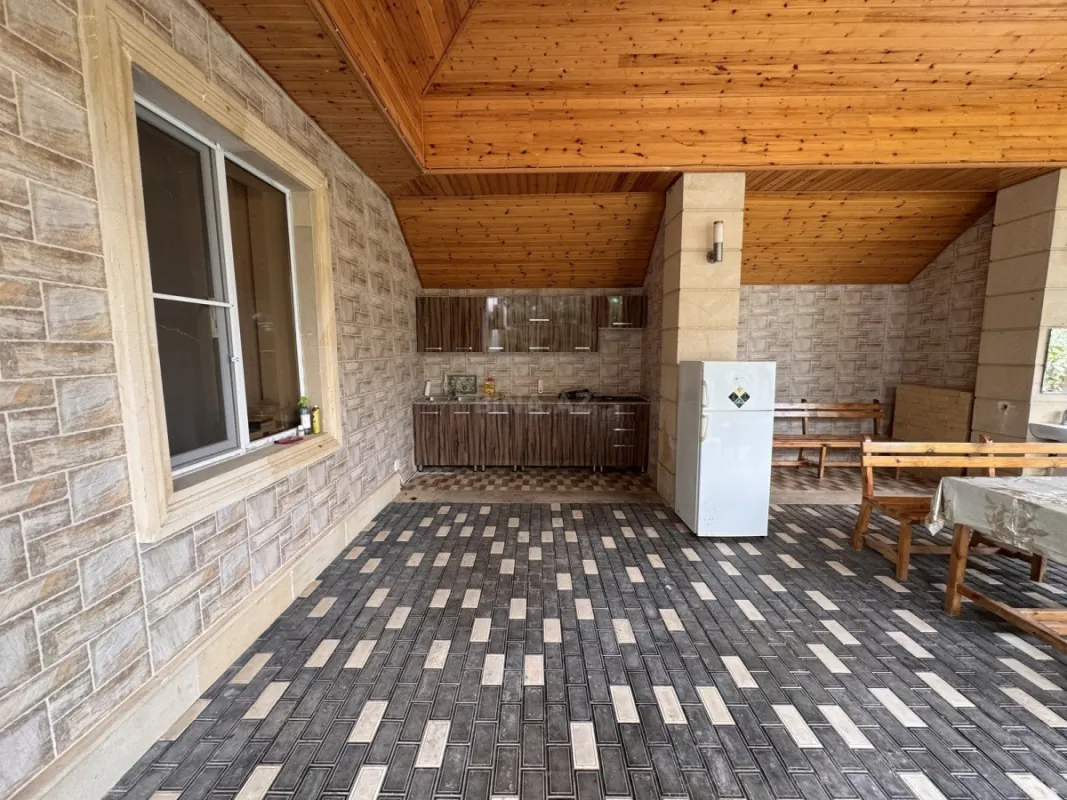 Satılır 4 otaqlı həyət evi 300 m²